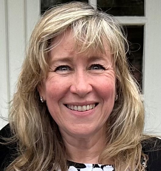 JOAN CURRY Headshot